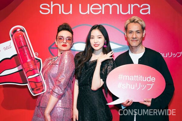 에이핑크의 손나은이 슈에무라의 글로벌 공식 행사에 한국 대표로 참석하며 슈에무라 새로운 모델로서 첫 활동을 시작했다.