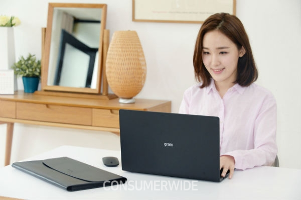 LG전자가 ‘LG 그램’ 노트북 누적판매 100만대를 기념하는 한정판을 출시한다.