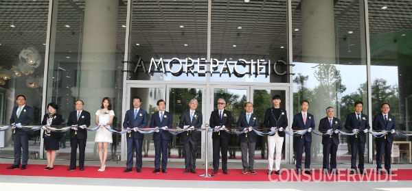 아모레퍼시픽그룹이 15일 서울시 용산구 한강대로 100에 위치한 본사에서 건물 준공을 기념한 내부 행사를 진행했다.