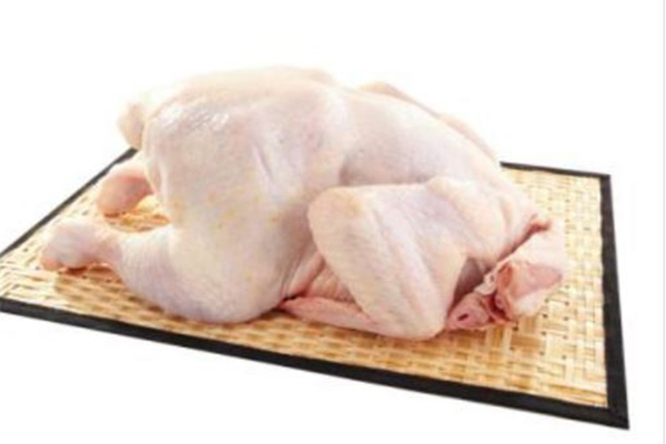 식약처가 삼계탕 등 닭요리 섭취가 증가하는 여름철에는 닭을 포함한 가금류의 조리과정에서 캠필로박터 식중독이 발생할 수 있어 생닭 조리시 각별한 주의를 당부했다.(사진: 컨슈머와이드 DB)
