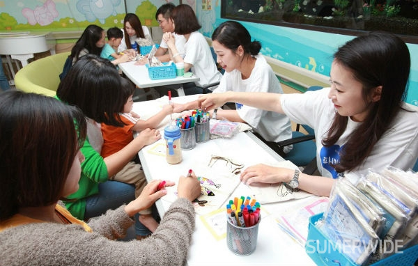 한국P&G가 서울시 어린이병원에서 ‘에코백 페인팅’ 봉사활동을 실시했다고 밝혔다