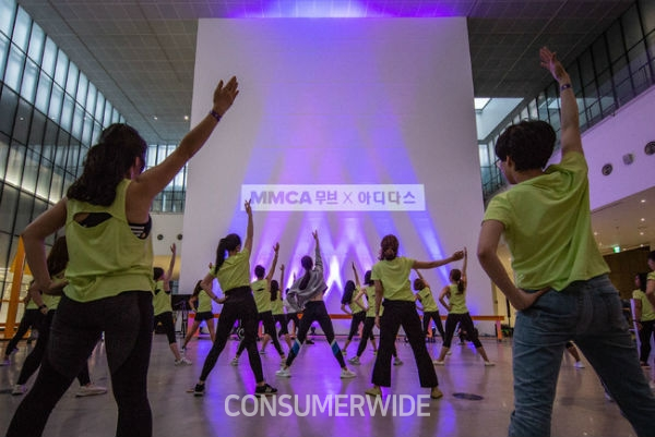 아디다스가 스포츠와 문화 예술이 결합된 관객 참여형 이벤트 ‘MMCA 무브 X 아디다스’의 참여자를 5일부터 모집한다.