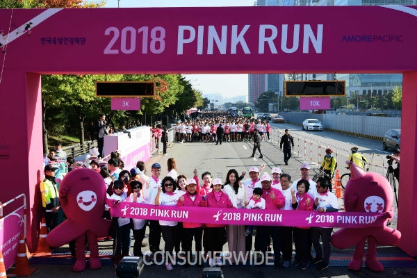 아모레퍼시픽이 주관하고 한국유방건강재단이 주최하는 ‘2018 핑크런’ 서울대회가 14일 1만여명의 시민과 함께 진행됐다.