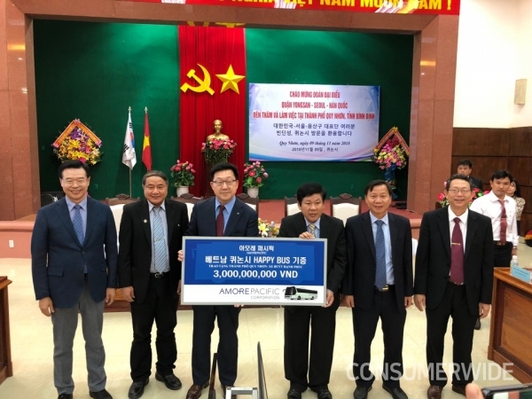 아모레퍼시픽그룹이 지난 9일 베트남 퀴논 시청에서 용산구 대표단과 1억5천만원 상당의 ‘해피버스’를 지원하는 기증식을 가졌다고 밝혔다.
