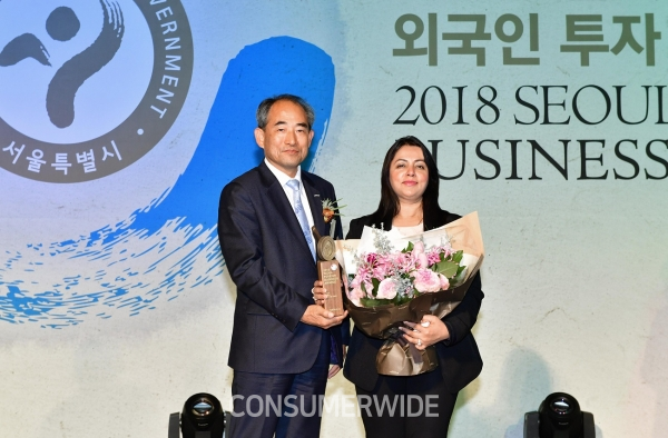  한국P&G가 지난 13일 서울시가 주최하는 ‘2018 서울시 외국인 투자기업 어워드’에서 사회공헌 부문 시장 표창을 수상했다고 밝혔다.