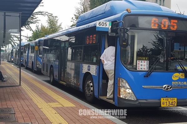 연말을 맞아 강남, 종로 등 서울시 주요지점을 경유하는 시내버스 88개 노선 막차가 연장 운행된다.(사진: 컨슈머와이드 DB)