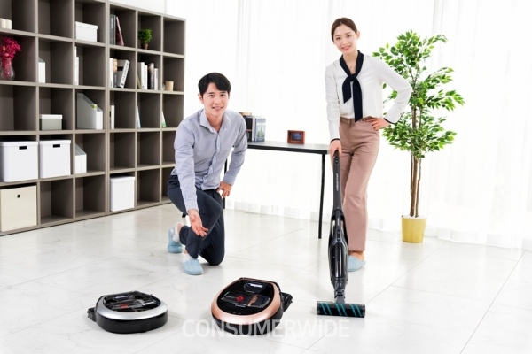 삼성전자가 한국형 주거 환경에 최적화된 로봇 청소기 파워봇과 핸디 겸용 스틱 청소기 파워스틱을 출시했다.(사진: 삼성전자)