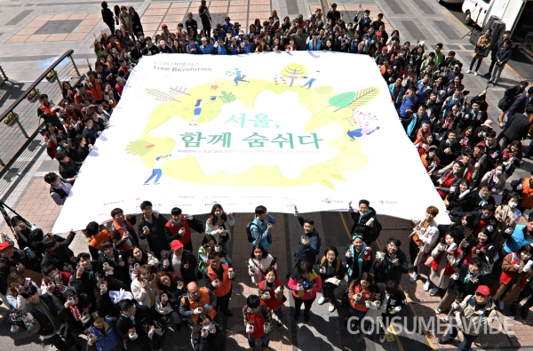 서울 소재 15개 기업과 2개 대학 임직원 300여 명이 4월 5일 식목일을 맞아 ‘서울, 함께 숨쉬다’라는 이름의 연합 봉사활동을 벌였다.