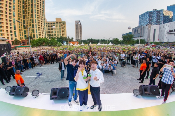 네이처리퍼블릭이 지난 26일 인도네시아 자카르타의 초대형 쇼핑센터인 코타 카사블랑카에서 전속모델 EXO(엑소)와 글로벌 팬 6만여 명이 함께한 팬사인회를 진행했다.