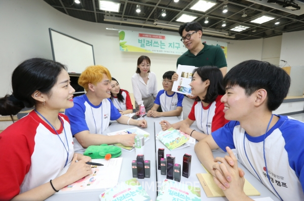 LG생활건강이 4일과 5일에 걸쳐 서울 도봉숲속마을에서 ‘제2회 빌려쓰는지구 대학생캠프’를 개최했다.