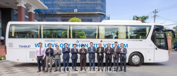 아모레퍼시픽이 서울 용산구의 자매결연 도시 베트남 빈딩성 퀴논시에 2억원 상당의 대형버스와 의료기기 유지보수 비용을 전달했다고 밝혔다.