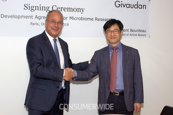 아모레퍼시픽이 글로벌 기능성 원료 업체 지보단(Givaudan)과 공동연구 프로젝트를 위한 협약을 체결했다고 7일 밝혔다.
