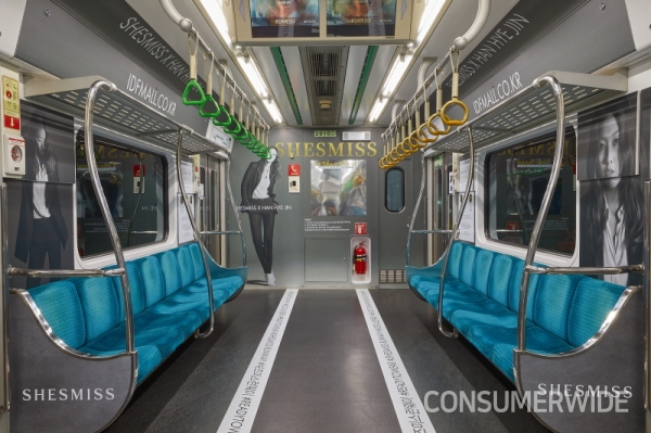 쉬즈미스는 내년 1월 15일까지 3개월간 ‘쉬즈미스 런웨이 지하철 랩핑 광고'를 진행한다.