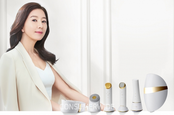 LG전자가 목 피부 관리를 위한 뷰티기기 ‘LG 프라엘 더마 LED 넥케어’ 광고 모델로 배우 김희애를 선정했다고 24일 밝혔다.