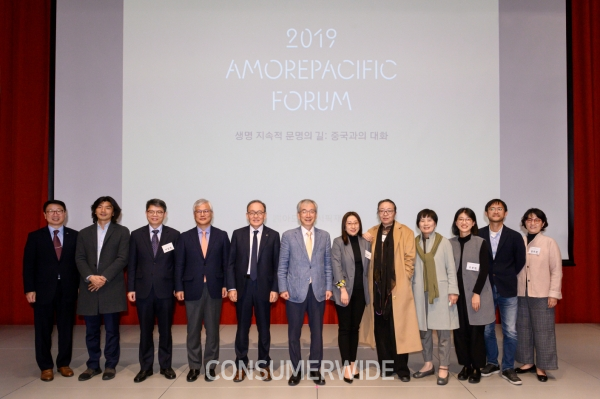 아모레퍼시픽이 아시아의 생명, 도시화, 여성문화의 변화기를 맞은 한국과 중국의 경험을 공유하고 연구 결과를 함께 나누는 첫 번째 아모레퍼시픽포럼을 성공적으로 진행했다고 밝혔다.