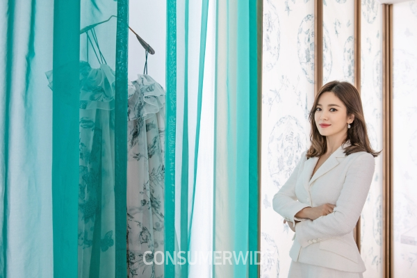 설화수의 뮤즈 송혜교가 지난 2일 2019 설화문화전 ‘미시감각: 문양의 집’에 방문했다.