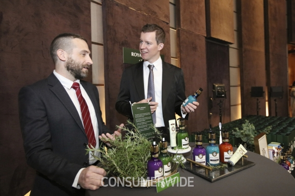LG생활건강이 영국왕립식물원 ‘로얄보타닉가든’과 협업해 만든 ‘로얄보타닉 테라피치약’이 한영(韓英)협회 연례만찬에 공식 후원 제품으로 참여했다고 밝혔다.
