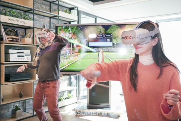 게임 이용자들이 ‘오큘러스 고’를 머리에 쓰고 ‘크레이지월드 VR’을 즐기고 있는 모습(사진:SK텔레콤)