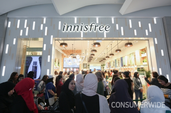 이니스프리가 27일 아랍에미리트 두바이 몰에 중동 첫 플래그십 스토어를 오픈했다고 밝혔다.