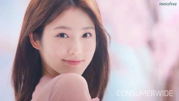 이니스프리가 봄을 맞아 배우 신예은과 함께한 ‘제주 왕벚꽃 톤업 크림’ 광고 영상을 31일 공개했다.