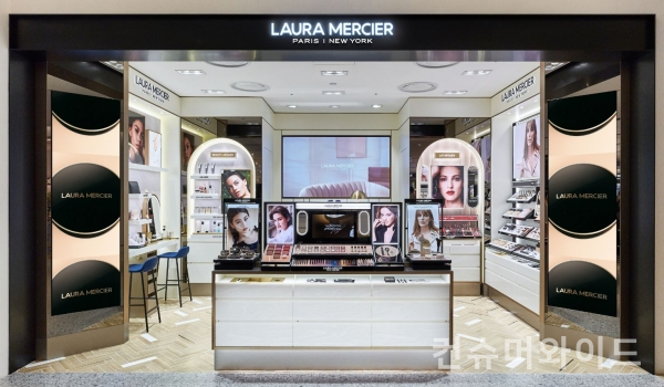 메이크업 아티스트 브랜드 로라 메르시에가 신세계 백화점 타임스퀘어점 매장을 리뉴얼 오픈했다고 밝혔다.