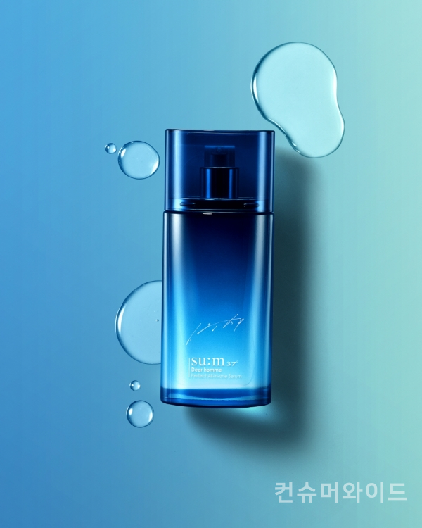 숨37°이 남성 스킨케어 라인 ‘디어 옴므’의 새 제품으로 ‘퍼펙트 올인원 세럼 블루 에디션’을 출시한다고 밝혔다.