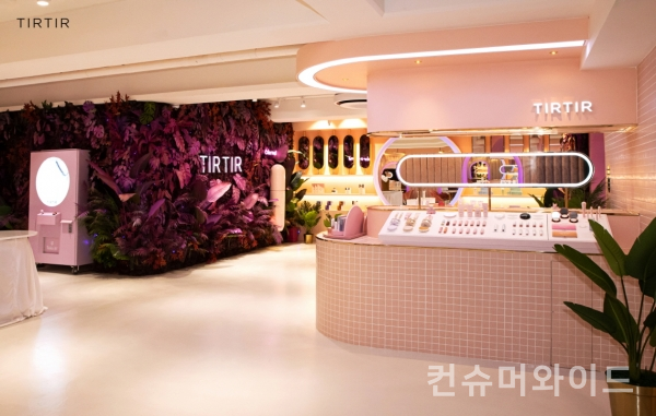 티르티르가 서울 홍대에 ‘티르티르 카페&쇼룸’을 11일 공식 오픈했다.