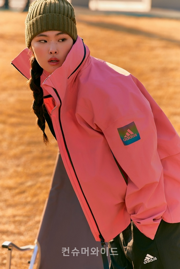 아디다스가 21년 SS시즌을 맞아 ‘마이쉘터 레인 자켓’의 신규 컬러를 새롭게 출시했다.
