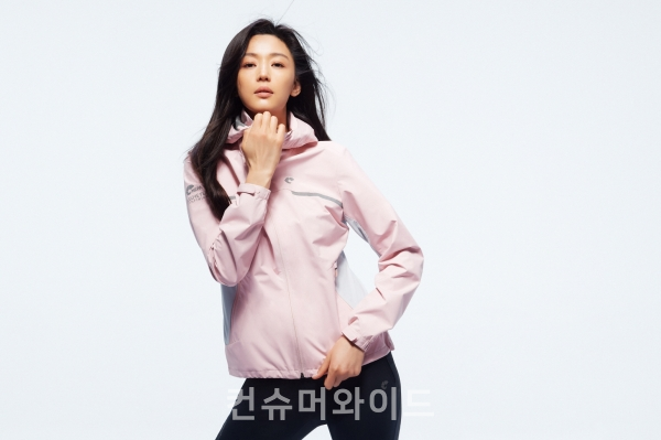 아웃도어 브랜드 네파가 2021 봄∙여름 시즌을 맞아 8년째 네파 전속모델로 활동 중인 배우 전지현의 화보를 공개한다.