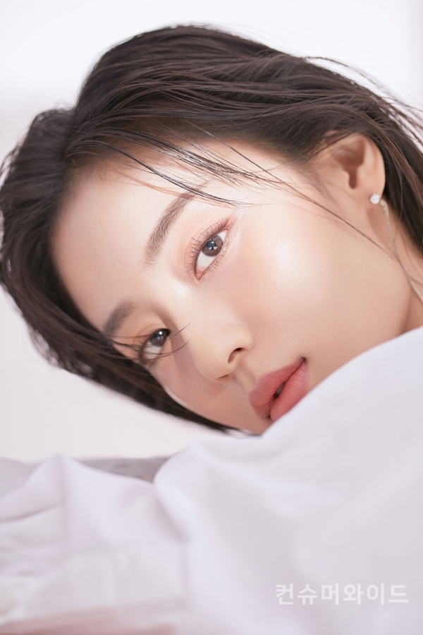 뷰티 브랜드 지베르니가 배우 강민아를 새로운 브랜드 모델로 발탁하며 화보를 공개했다.