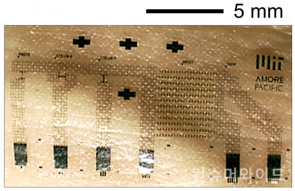 아모레퍼시픽이 MIT와 공동 연구를 통해 웨어러블 피부 측정 기기를 개발했다.