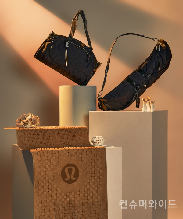 스포츠웨어 브랜드 룰루레몬(lululemon)이 세계 최초로 100% Mylo™(마일로) 소재로 만든 요가 매트와 가방을 선보인다.