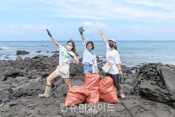 이니스프리가 제주 해양쓰레기 수거 청년 단체 ‘디프다 제주’와 함께 ‘다함께 소규모 봉그깅’ 캠페인을 진행했다고 밝혔다.  (사진:이니스프리)