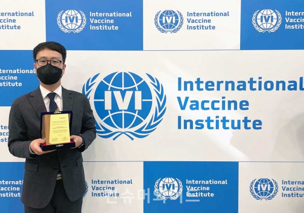 코리아나 화장품이 UN 산하 국제기구 ‘국제백신연구소(IVI)’에 백신 연구 및 보급을 지원하는 후원금을 전달했다고 밝혔다.  (사진:코리아나 화장품)