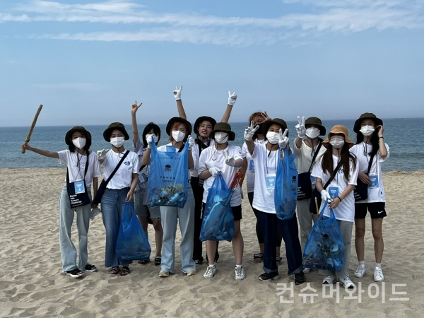 LG생활건강이 3일 MZ세대 기후환경 활동가 ‘글로벌에코리더 YOUTH’ 100여명과 함께 강원도 동해시 망상해변에서 비치코밍(Beachcombing) 캠페인을 진행했다. (사진: LG생활건강)