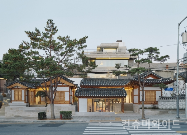 설화수의 플래그십 스토어 ‘북촌 설화수의 집’이 ‘제7회 서울 우수 한옥’에서 서울 우수 한옥 디자인으로 선정되었다. (사진: 설화수)