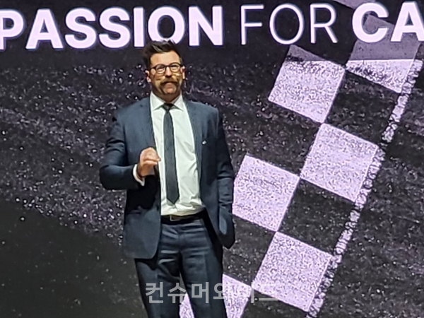 알파 모터 임원이 2023 서울 모빌리티쇼 프레스 데이 행사에서 연설을 하고 있다./ 사진: 전휴성 기자