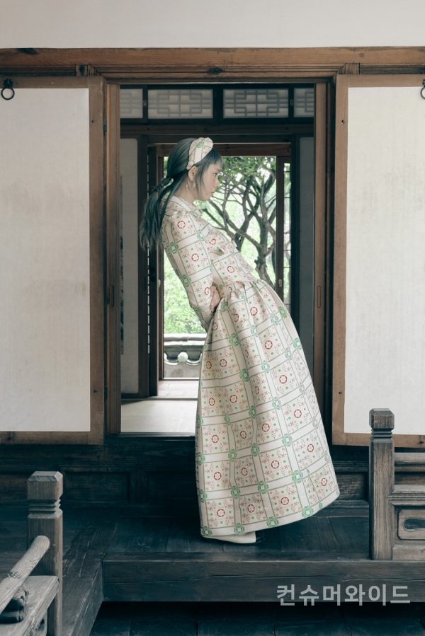 LG생활건강의 더 히스토리 오브 후가 세계 최대 공예 박물관인 영국 런던 ‘빅토리아 앤 앨버트 박물관’에서 한국인 최초로 패션쇼를 여는 민주킴(MINJUKIM)을 후원한다고 밝혔다. (사진: LG생활건강)