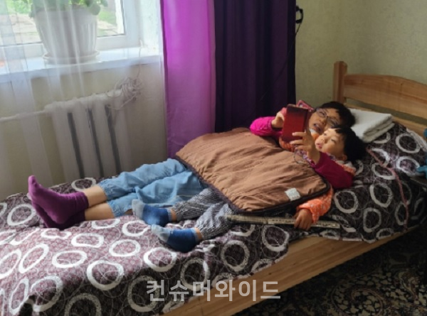 키르기스스탄 산장 속 친정엄마와 주원이  (사진 제공 : 박은주)<br>