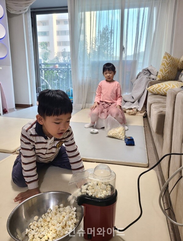 팝콘을 튀기는 꼬마들 (사진 제공 : 박은주 / 출처 : 박은주)