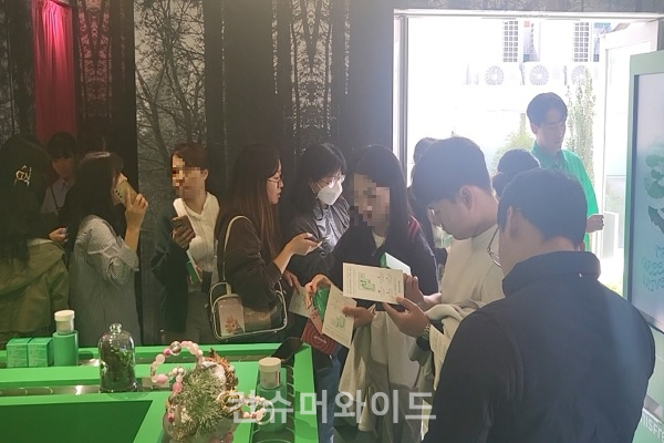 The Greentea Universe space was packed with beauty consumers from the first day of the event, on the 25th. Visitors seem to be busy taking photos of each other and enjoying time together. /Photo :  Jinil Kang Reporter