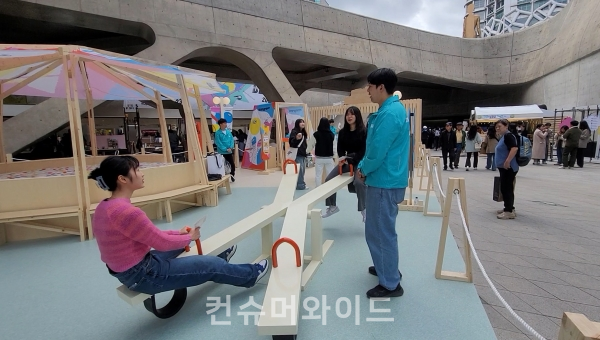 Female visitors are riding on the seesaw at the mangrove playground./ photo:  Jinil Kang Reporter