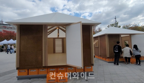 Korean disaster temporary house model, designed by Shigeru Ban. /photo:  HueSoung Jun Reporter