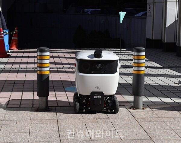 주문한 음료(커피)를 싣자 바로 배달지로 출발하는 실외배달로봇/사진: 전휴성 기자