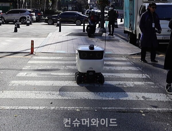 실외 배달 로봇이 건널목을 건너고 있다./사진: 전휴성 기자