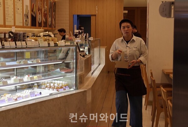 한스 코엑스점 직원이 주문한 음료(커피)를 들고 실내 배달 로봇이 있는 곳으로 이동하고 있다./사진: 전휴성 기자