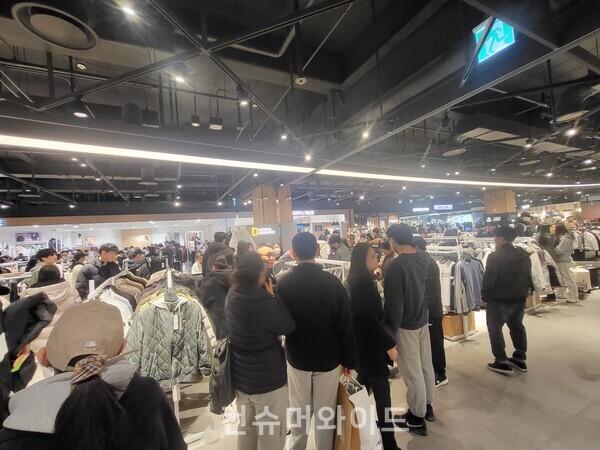 사진: 한 프리미엄 아울렛 브랜드 매장에 소비자들이 아우터를 고르고 있다./ 사진: 강진일 기자