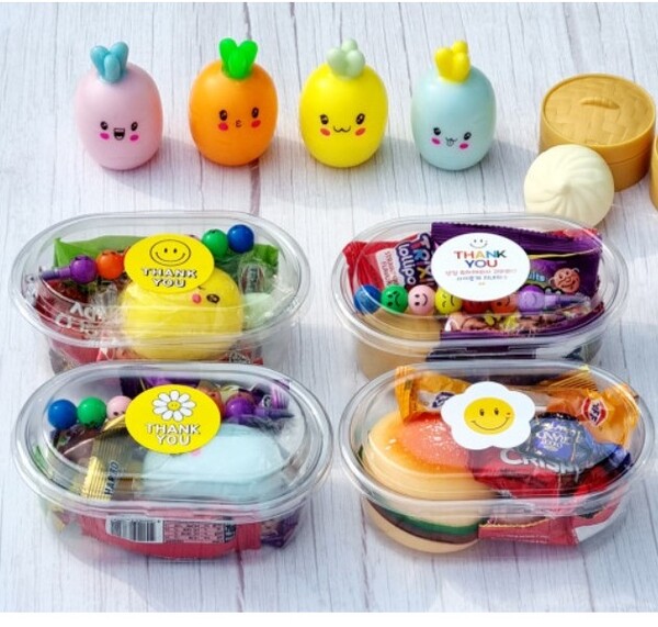 어린이집, 유치원의 생일파티 답례품 및 선물은 이미 하나의 산업이 되어 버렸다.  (사진 제공 : 박은주 /출처 : 네이버쇼핑 캡처)