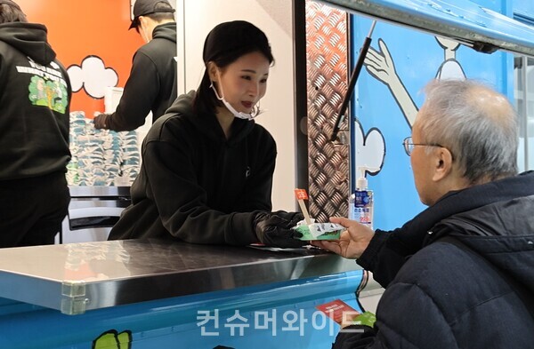 신세계푸드 부스에서는 비건햄과 김치 볶음밥 시식을 진행했다. ‘2023 대한민국식품대전’ 시식 행사 중 가장 인기가 많았다./ 사진: 강진일 기자