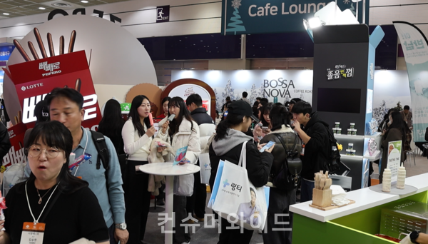 롯데웰푸드 부스에서 아이스크림을 먹고 있는 관람객들/ 사진: 강진일 기자